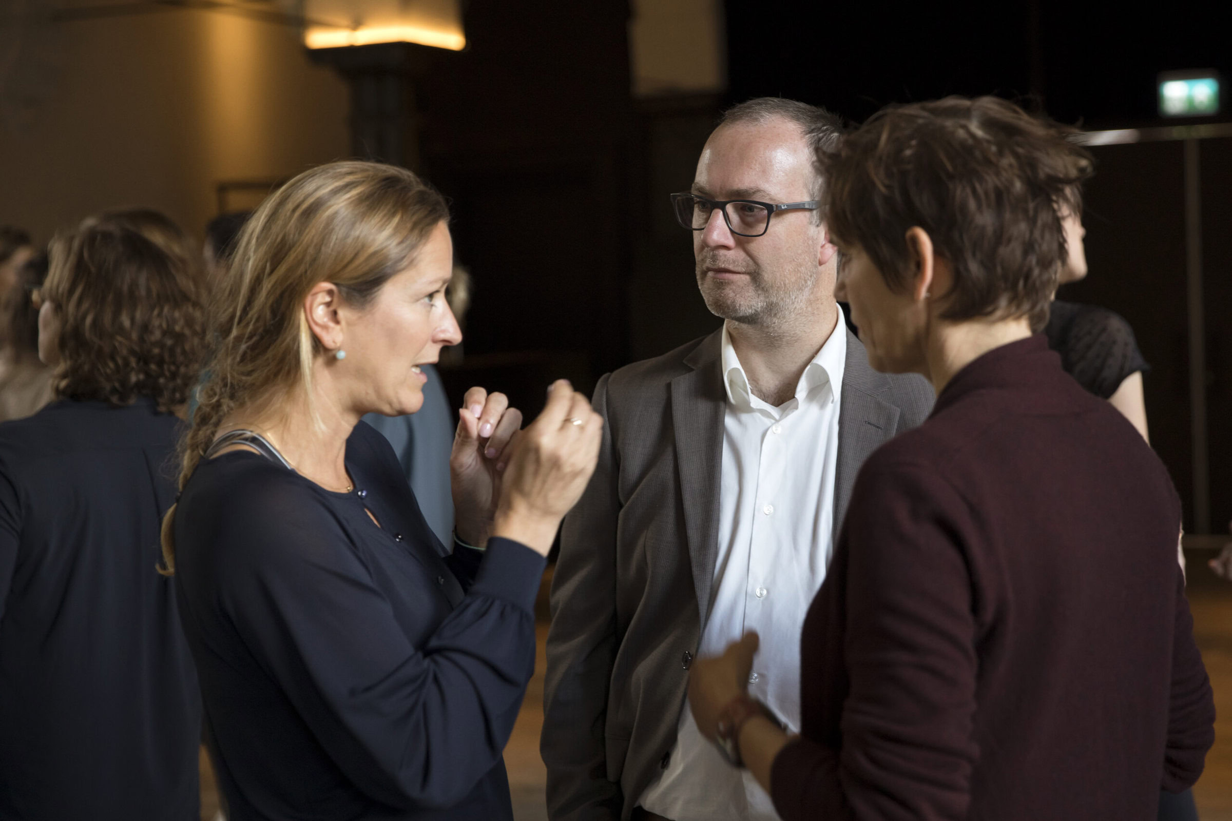 Werknemers in gesprek over workshop percussie