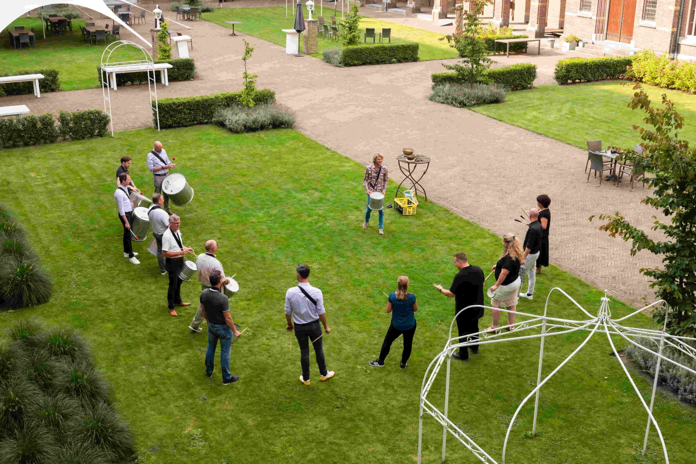 Percussie workshop buiten bij bedrijf op locatie - Door Gijs Proost Fotografie